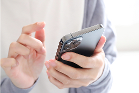 スマホを操作する人