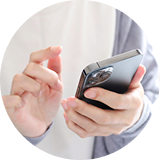 スマホを操作する手
